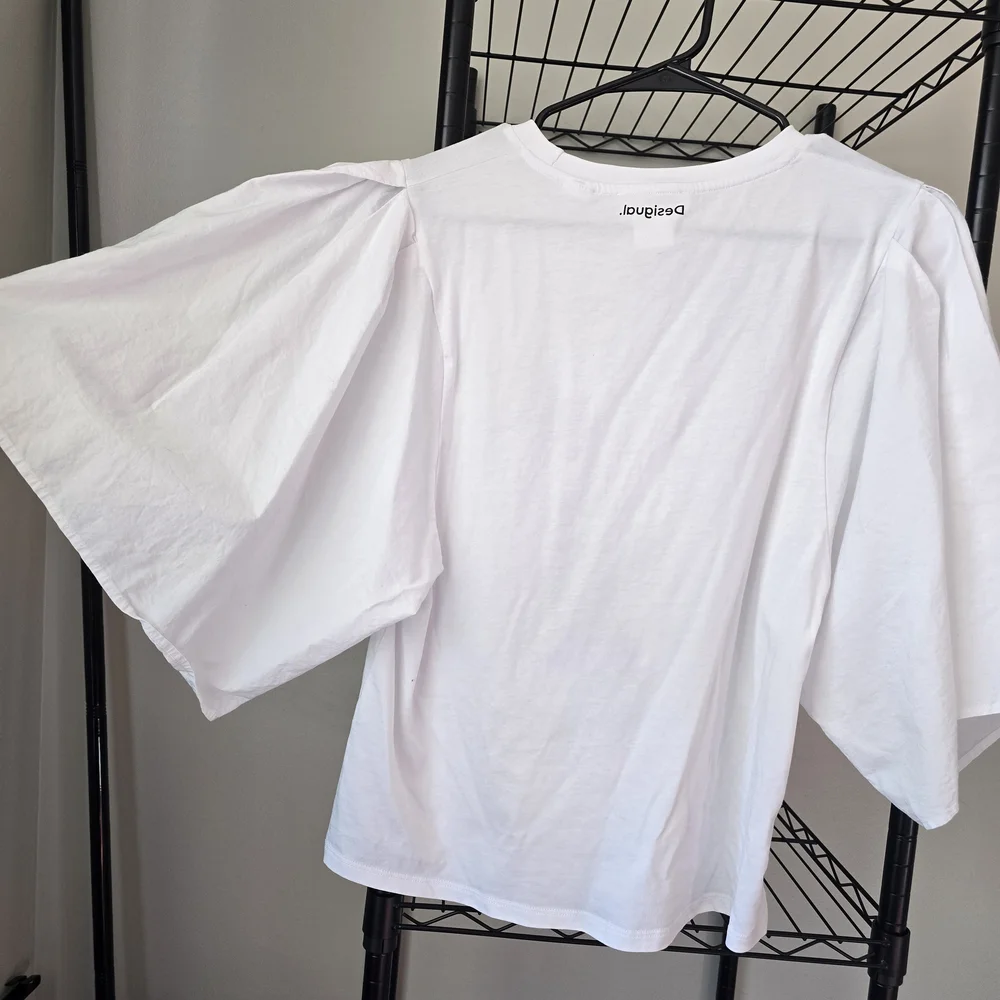 Desigual White Tee with Red and Yellow Accents 100% Cotton Rare 2023 Collection - Picture 5 of 5